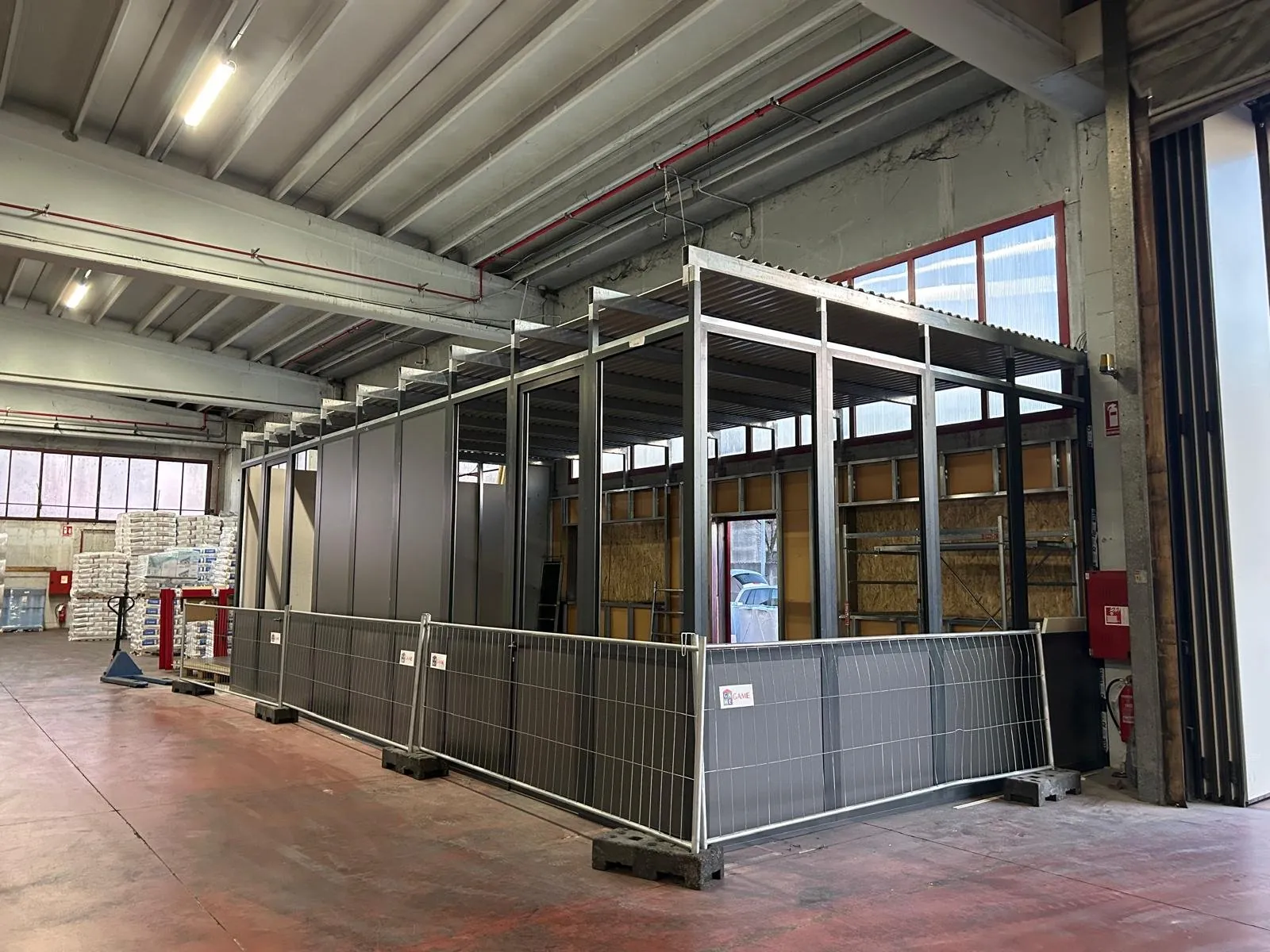 Box uffici all'interno di un capannone