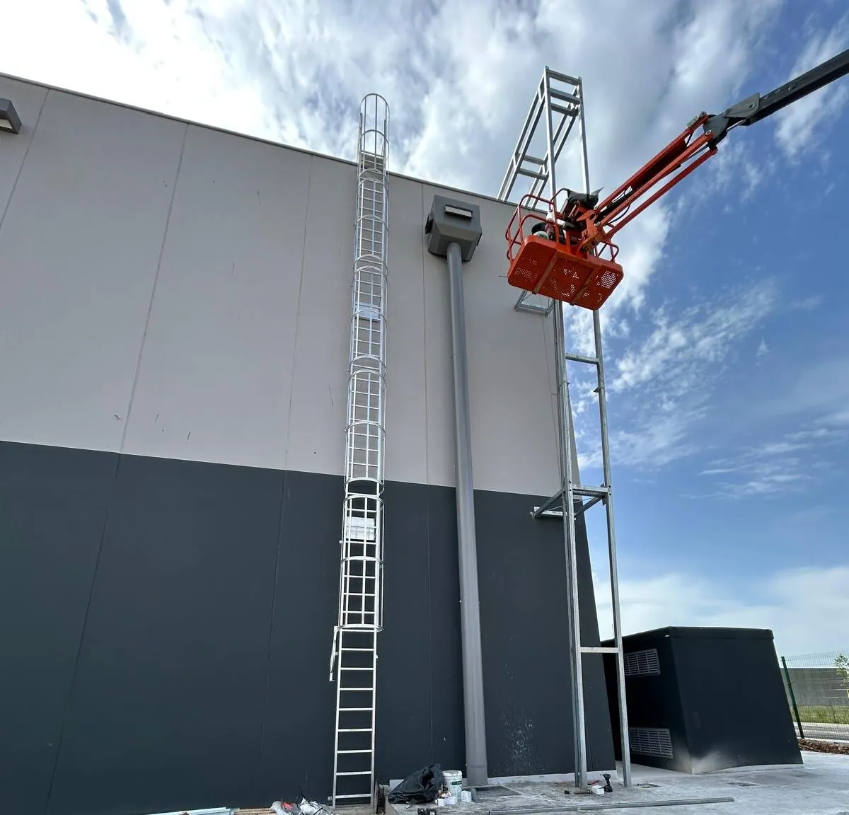 Facciata di un edificio industriale con pannelli
