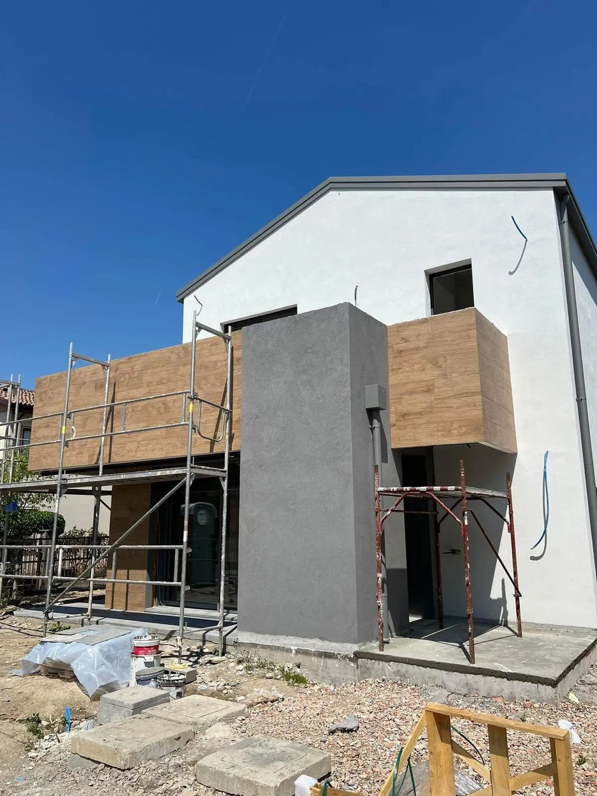 Posa di rivestimento di facciata in cantiere