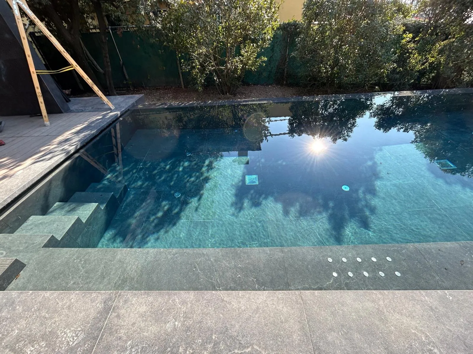 Piscina rivestita in gres