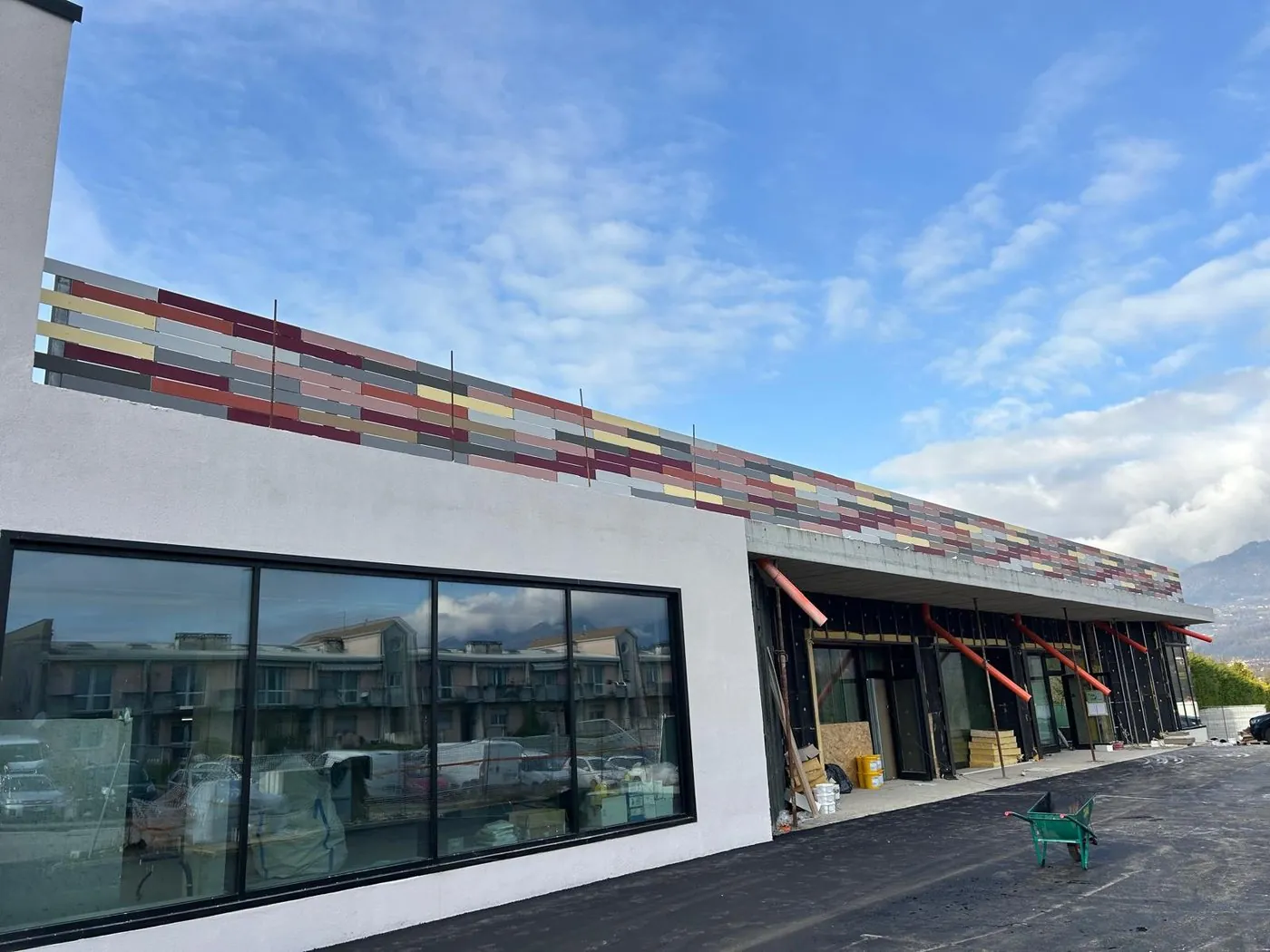 Dopo: facciata finita con rivestimento architettonico colorato