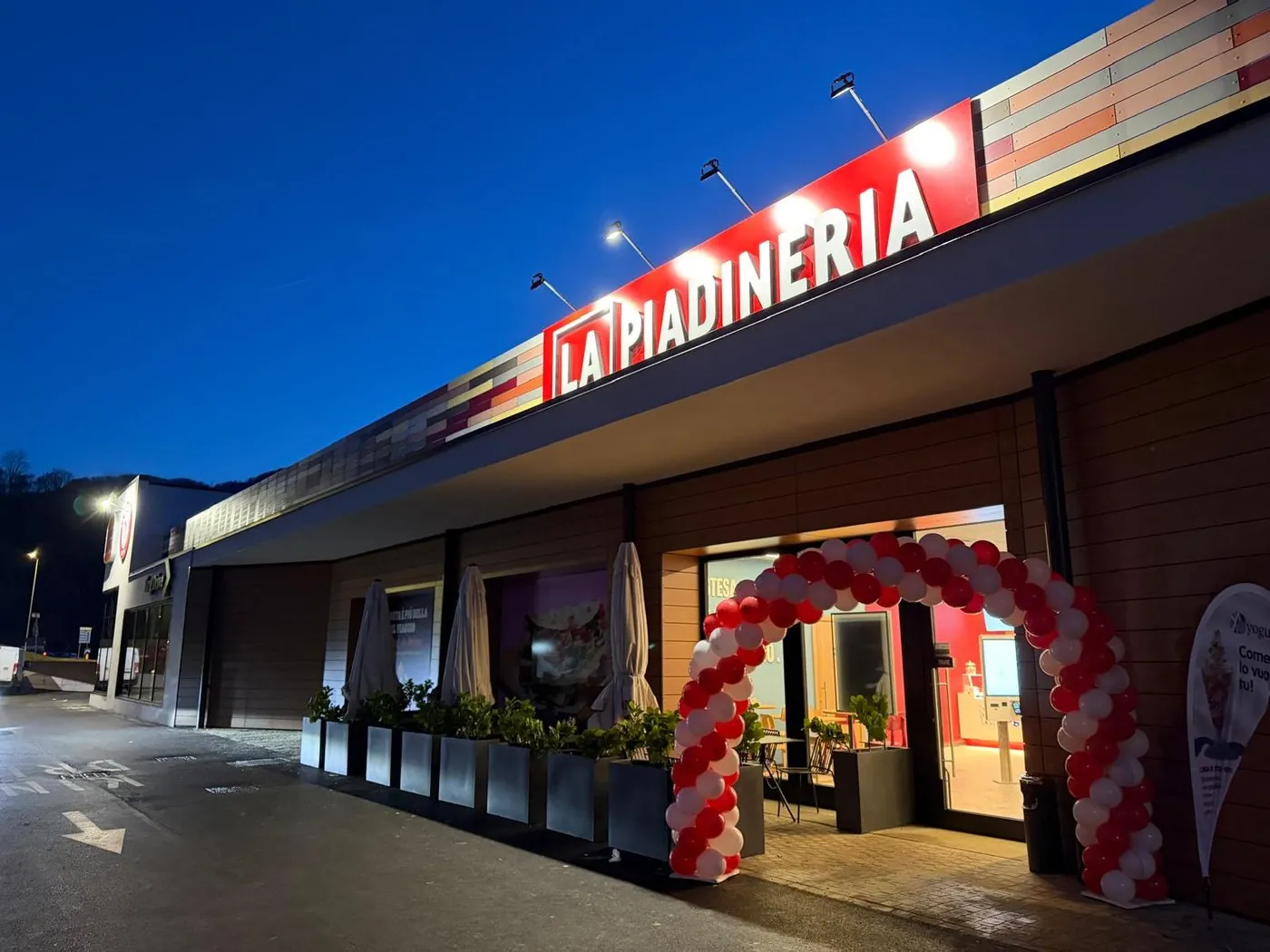 Dopo: ingresso del locale finito con rivestimento effetto legno