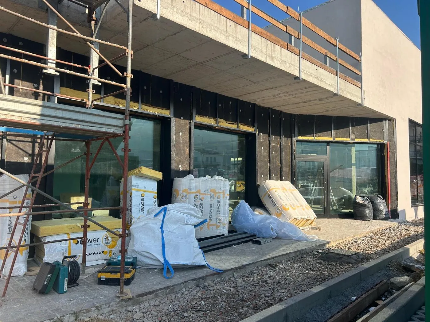 Prima: ingresso in cantiere con ponteggi e isolamento